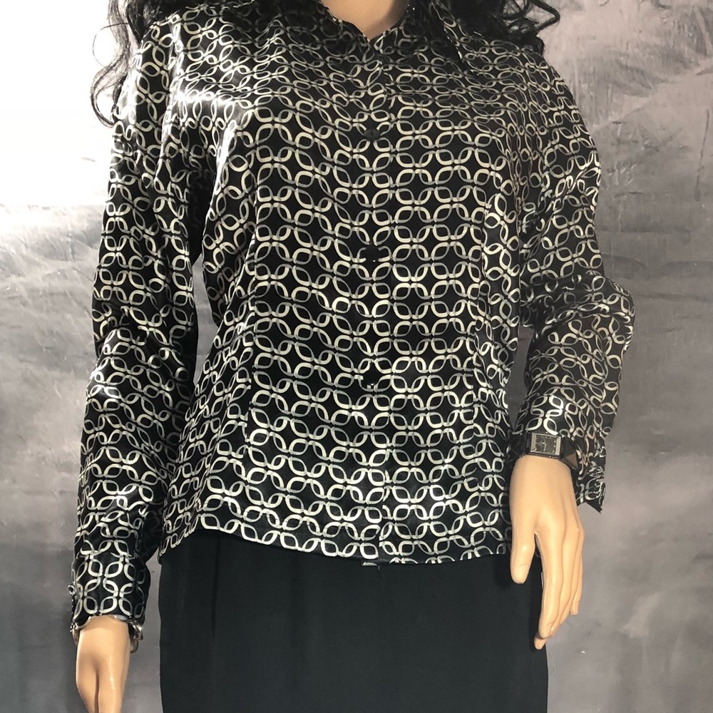 Woman’s button down blouse - Picture 2 of 5